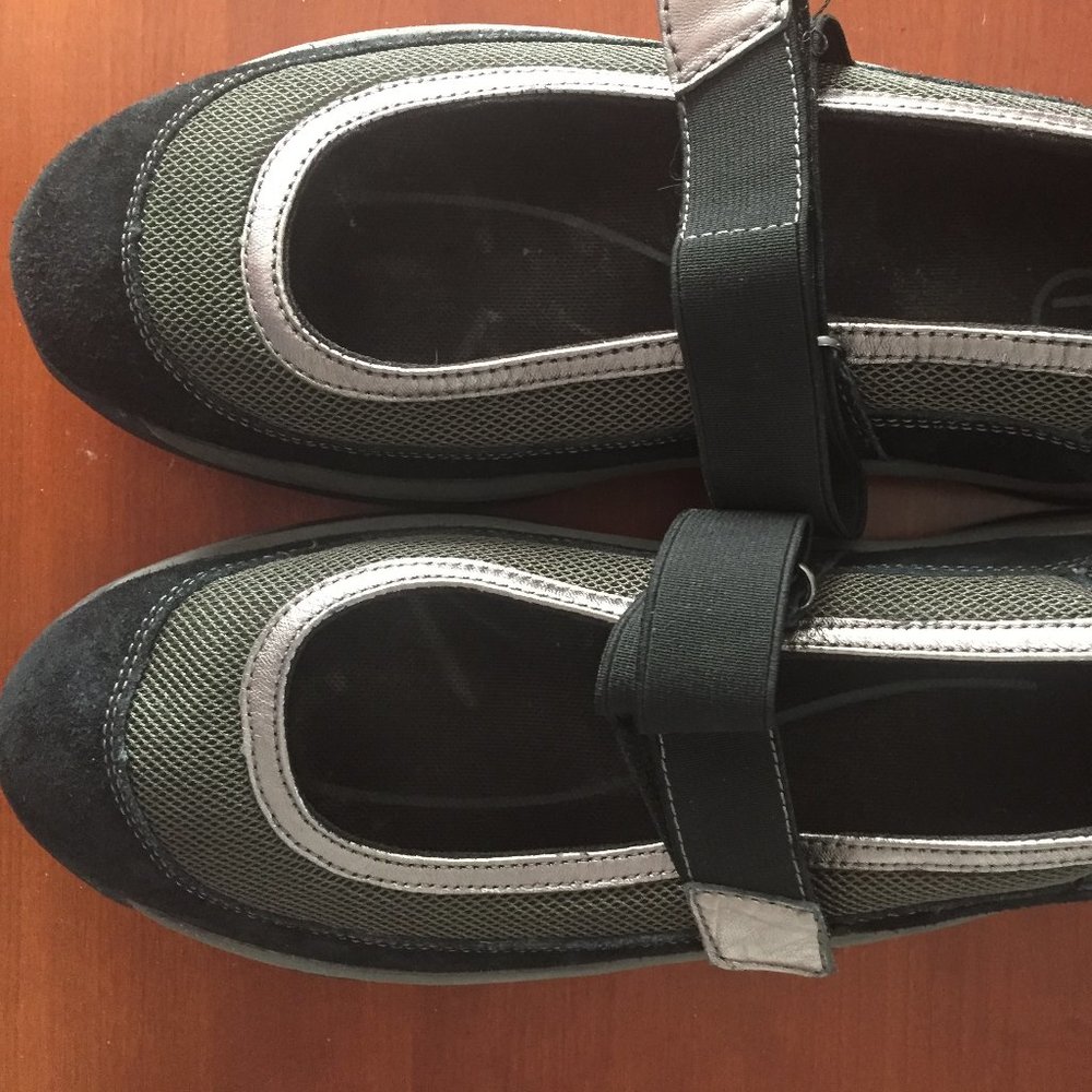 EUC ROCKPORT GRAY-BLACK WOMENS SIZE 8.5 MARY JANE STYLE FLATS